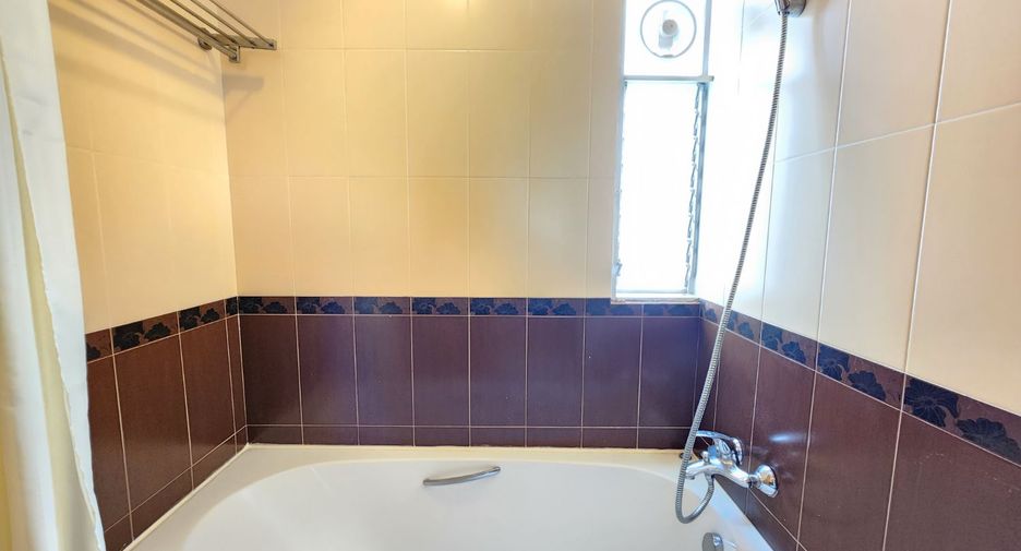 For rent 3 bedrooms apartment in Bang Rak, Bangkok