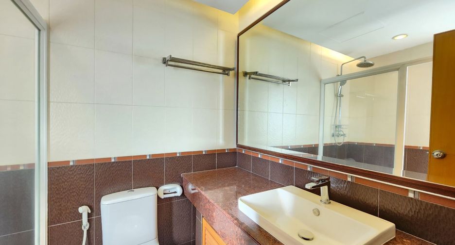 For rent 3 bedrooms apartment in Bang Rak, Bangkok