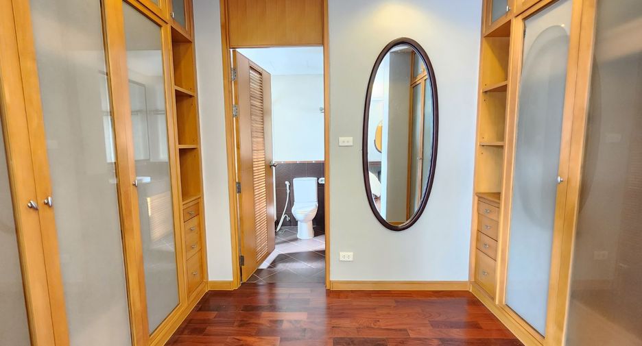For rent 3 bedrooms apartment in Bang Rak, Bangkok