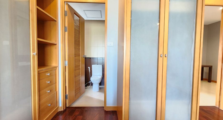 For rent 3 bedrooms apartment in Bang Rak, Bangkok