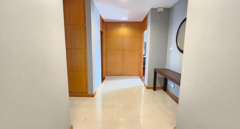 For rent 3 bedrooms apartment in Bang Rak, Bangkok