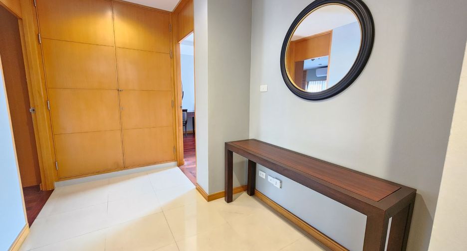 For rent 3 bedrooms apartment in Bang Rak, Bangkok