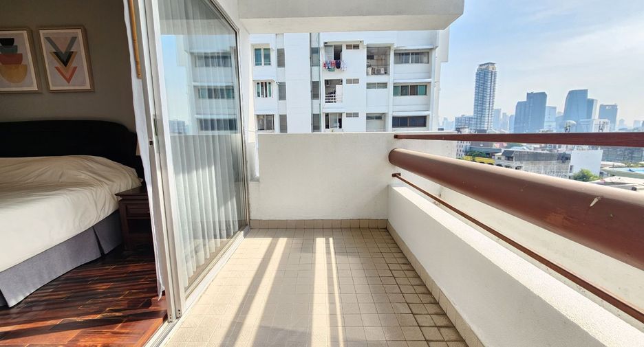 For rent 3 bedrooms apartment in Bang Rak, Bangkok