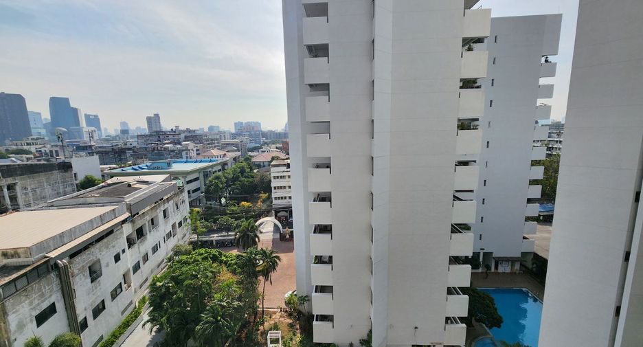 For rent 3 bedrooms apartment in Bang Rak, Bangkok