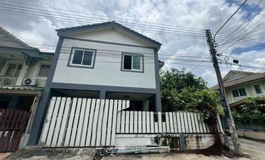 For sale 3 bedrooms townhouse in Mueang Samut Prakan, Samut Prakan