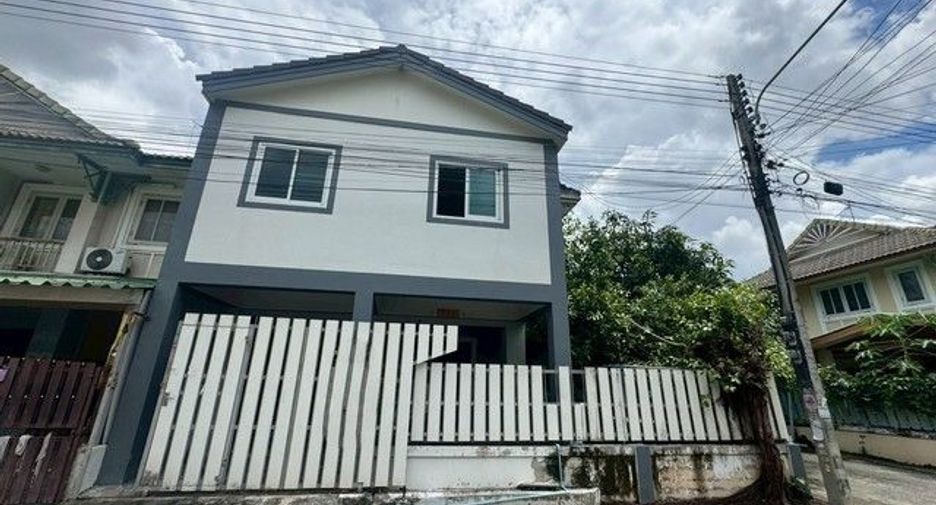 For sale 3 bedrooms townhouse in Mueang Samut Prakan, Samut Prakan