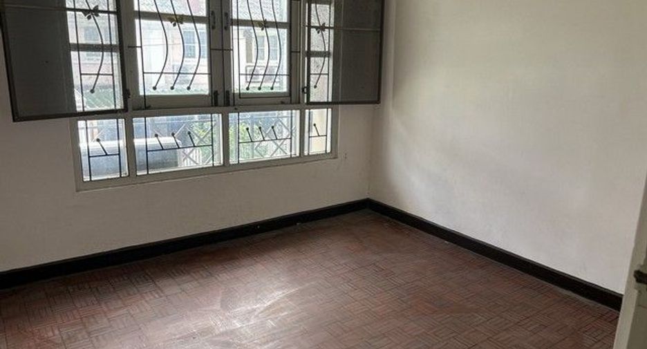 For sale 3 bedrooms townhouse in Mueang Samut Prakan, Samut Prakan