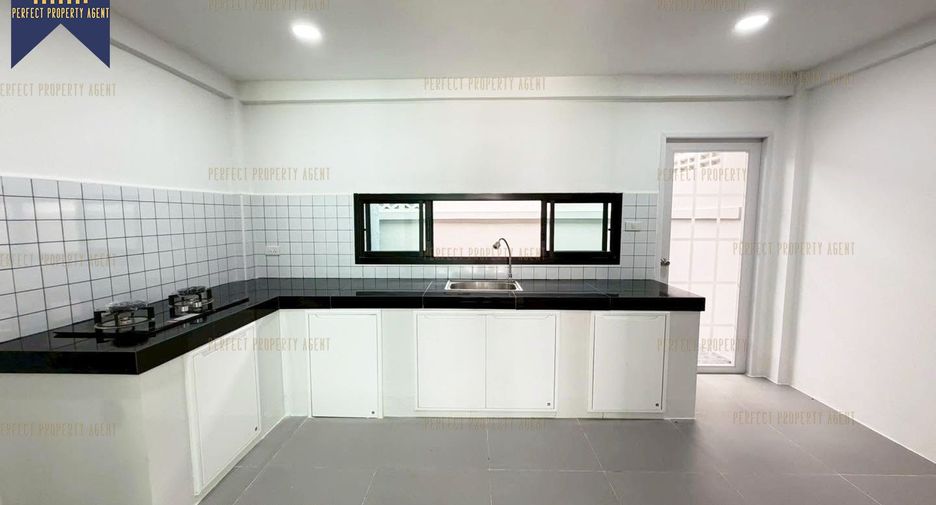 For sale 4 bedrooms townhouse in Pak Kret, Nonthaburi