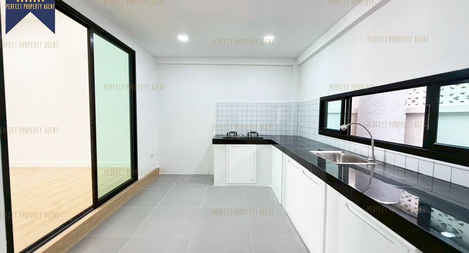 For sale 4 bedrooms townhouse in Pak Kret, Nonthaburi