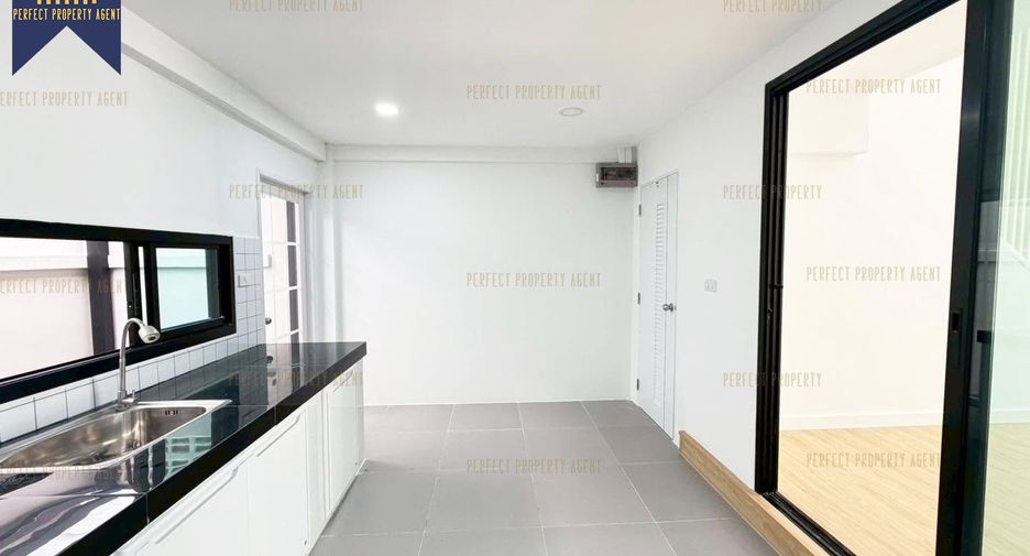 For sale 4 bedrooms townhouse in Pak Kret, Nonthaburi