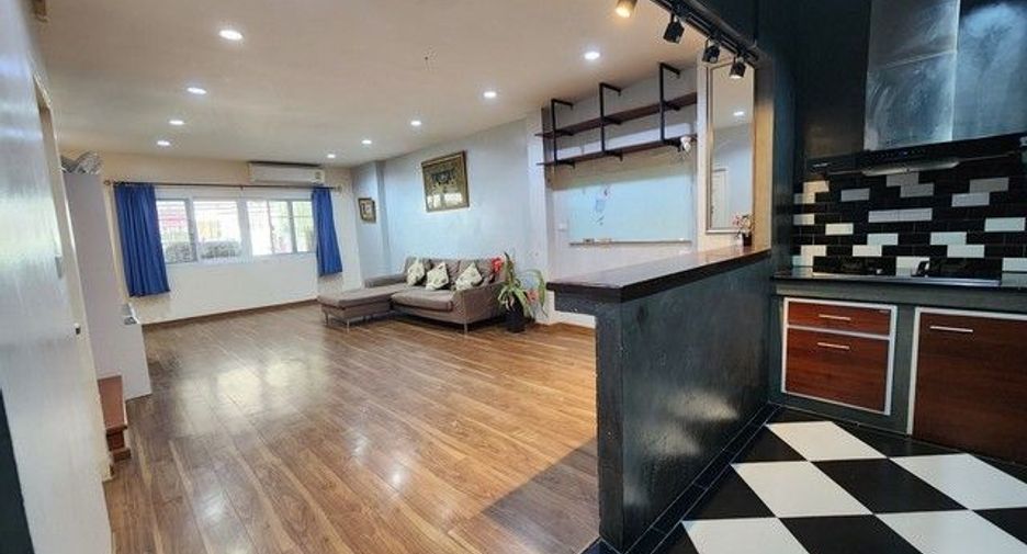 For rent 3 bedrooms townhouse in Pak Kret, Nonthaburi