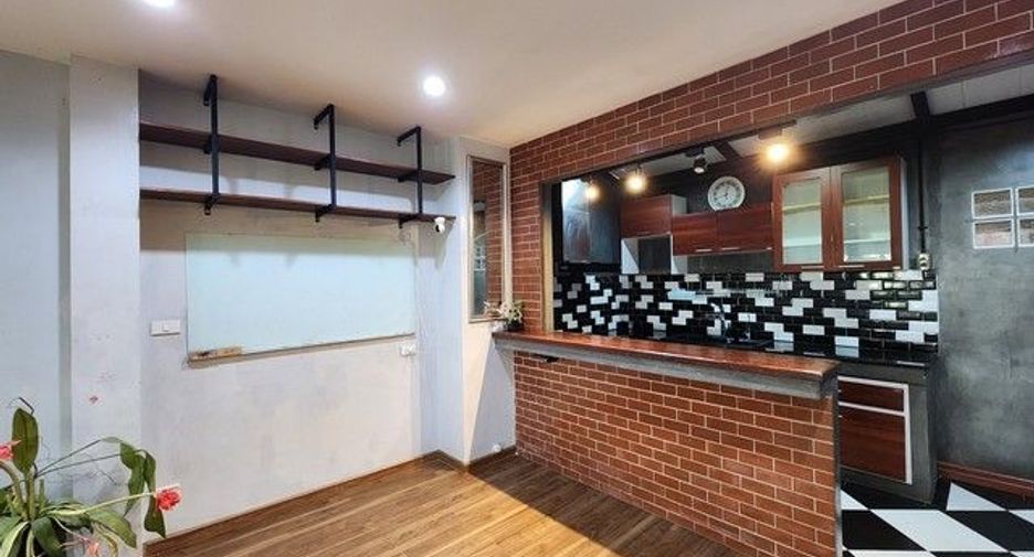 For rent 3 bedrooms townhouse in Pak Kret, Nonthaburi
