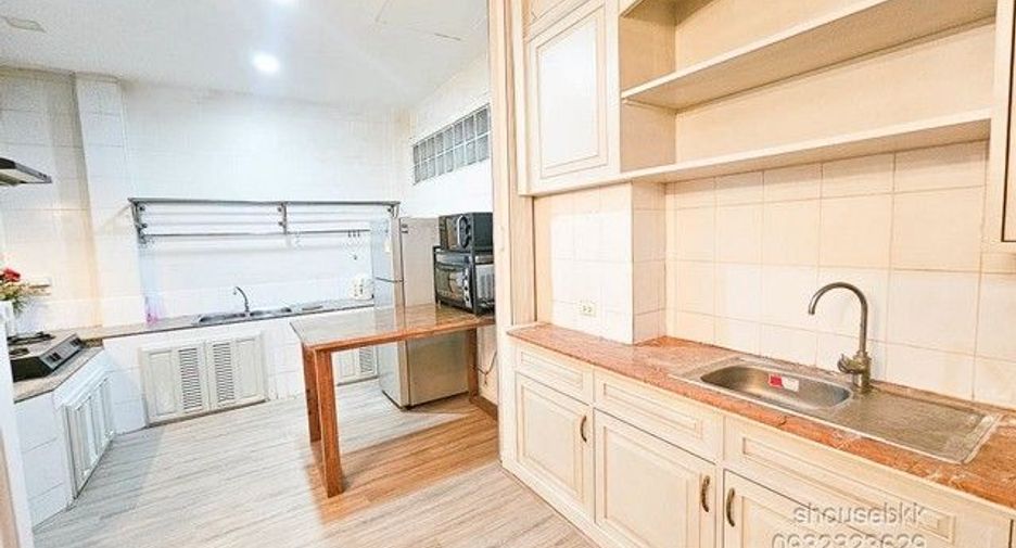 For rent 3 ベッドルーム house in Yan Nawa, Bangkok