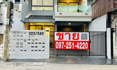 Casa adosada en venta de 3 habitaciones en Pak Kret, Nonthaburi