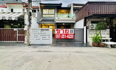 Casa adosada en venta de 3 habitaciones en Pak Kret, Nonthaburi