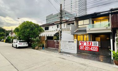 Casa adosada en venta de 3 habitaciones en Pak Kret, Nonthaburi