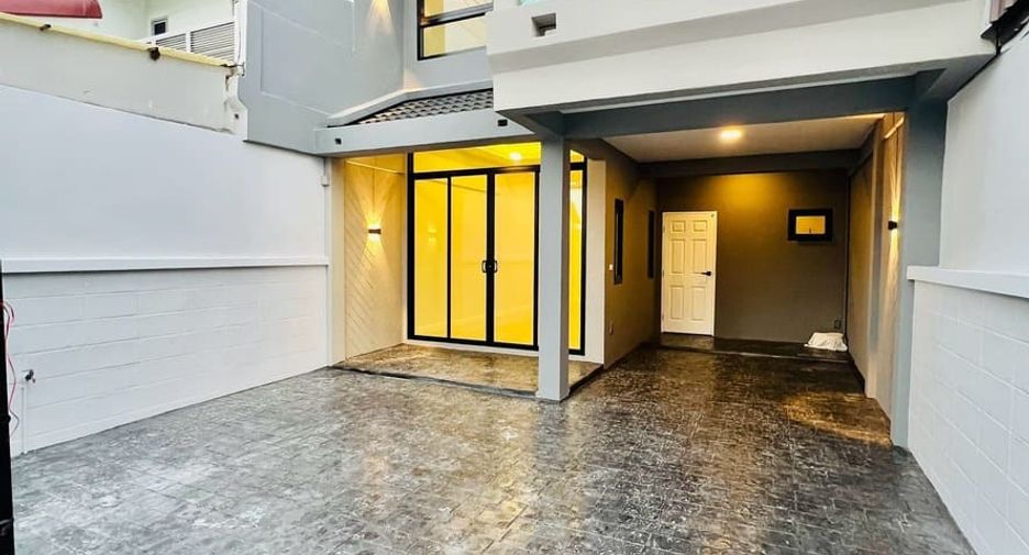 Casa adosada en venta de 3 habitaciones en Pak Kret, Nonthaburi