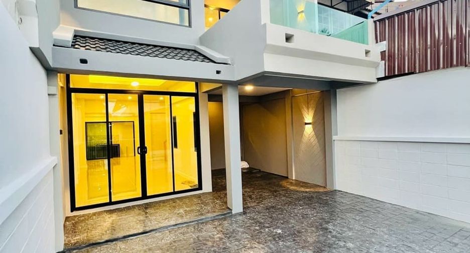 Casa adosada en venta de 3 habitaciones en Pak Kret, Nonthaburi