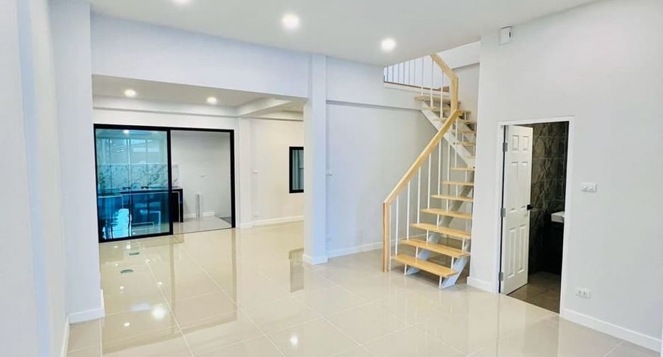 Casa adosada en venta de 3 habitaciones en Pak Kret, Nonthaburi