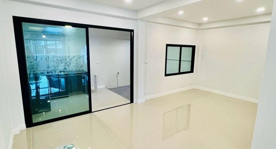 Casa adosada en venta de 3 habitaciones en Pak Kret, Nonthaburi