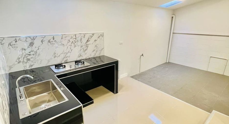 Casa adosada en venta de 3 habitaciones en Pak Kret, Nonthaburi