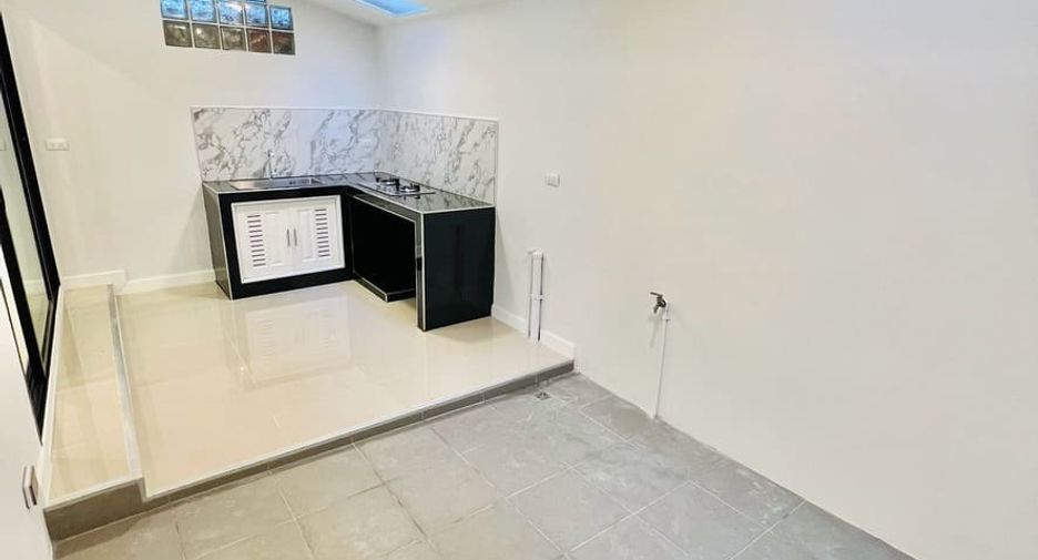 Casa adosada en venta de 3 habitaciones en Pak Kret, Nonthaburi