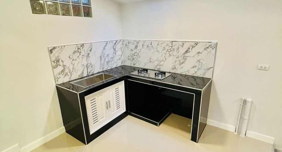Casa adosada en venta de 3 habitaciones en Pak Kret, Nonthaburi