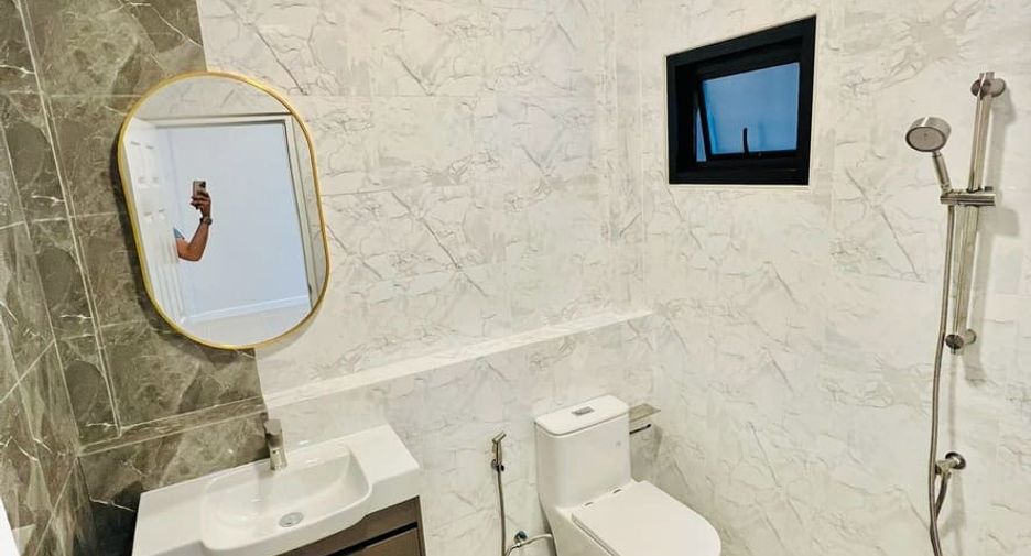 Casa adosada en venta de 3 habitaciones en Pak Kret, Nonthaburi