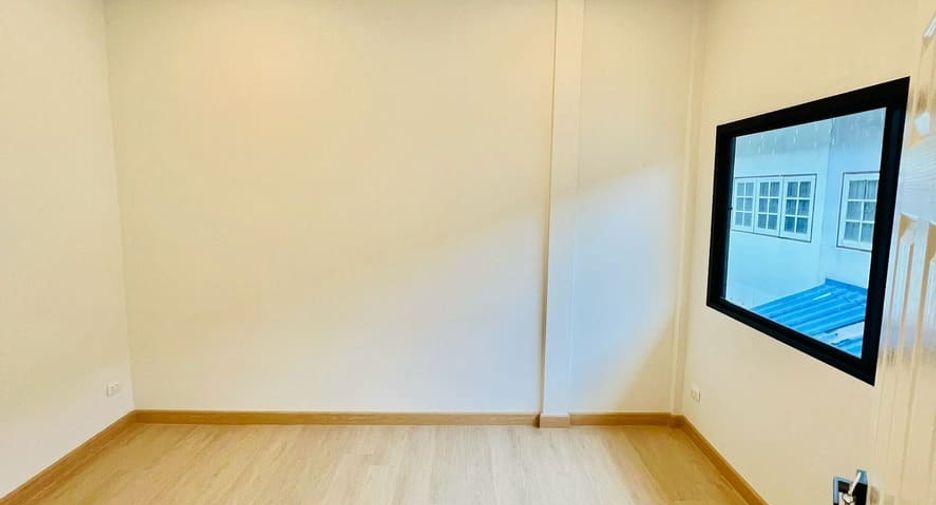 Casa adosada en venta de 3 habitaciones en Pak Kret, Nonthaburi
