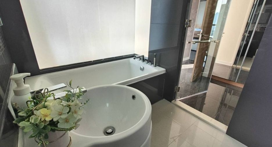 For rent and for sale 2 bedrooms condo in Phra Khanong, Bangkok