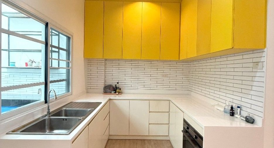 Casa adosada en venta de 4 habitaciones en Mueang Samut Prakan, Samut Prakan