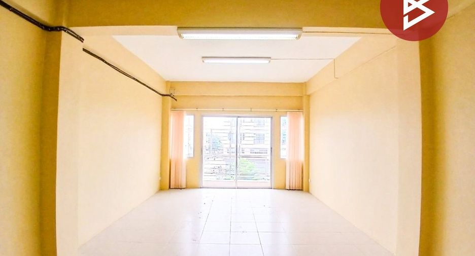 Local comercial en alquiler y en venta de 4 habitaciones en Mueang Samut Prakan, Samut Prakan