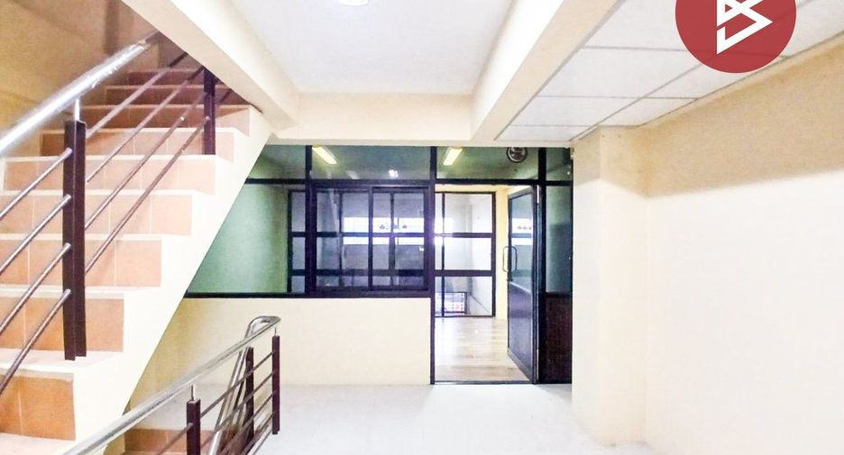Local comercial en alquiler y en venta de 4 habitaciones en Mueang Samut Prakan, Samut Prakan