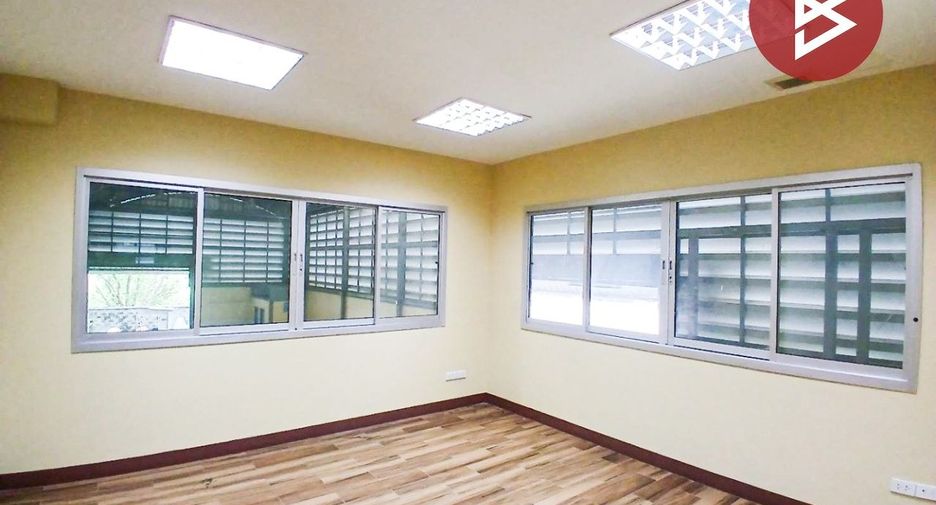 Local comercial en alquiler y en venta de 4 habitaciones en Mueang Samut Prakan, Samut Prakan