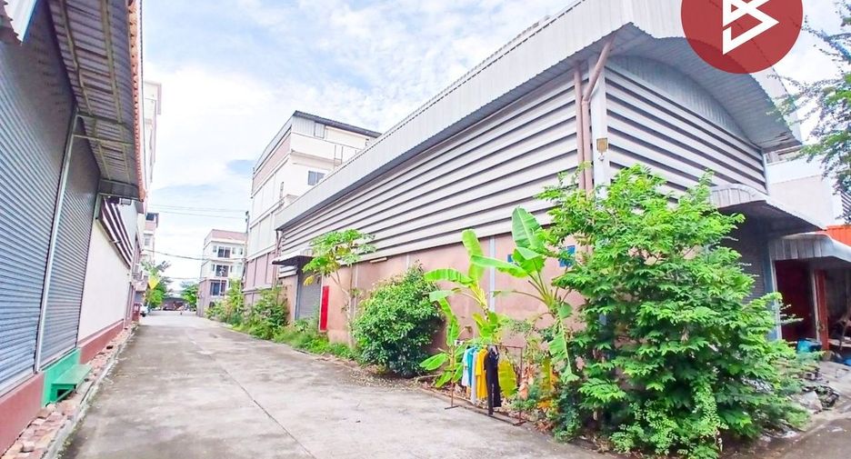Local comercial en alquiler y en venta de 4 habitaciones en Mueang Samut Prakan, Samut Prakan