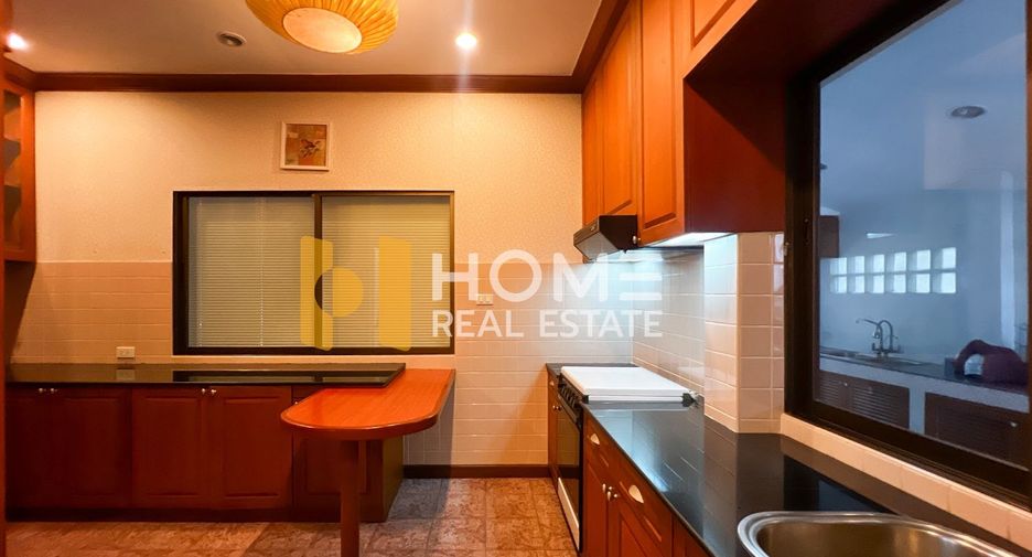 For sale 4 bedrooms house in Wang Thonglang, Bangkok