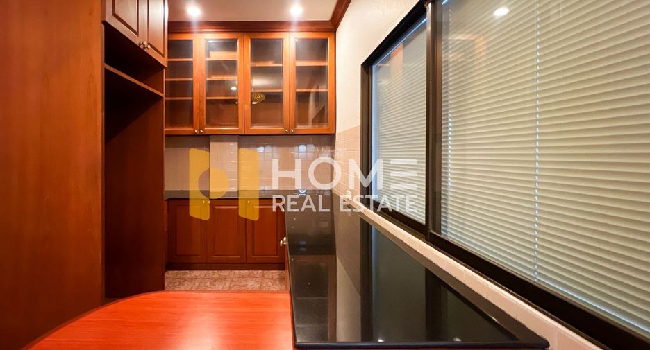 For sale 4 bedrooms house in Wang Thonglang, Bangkok