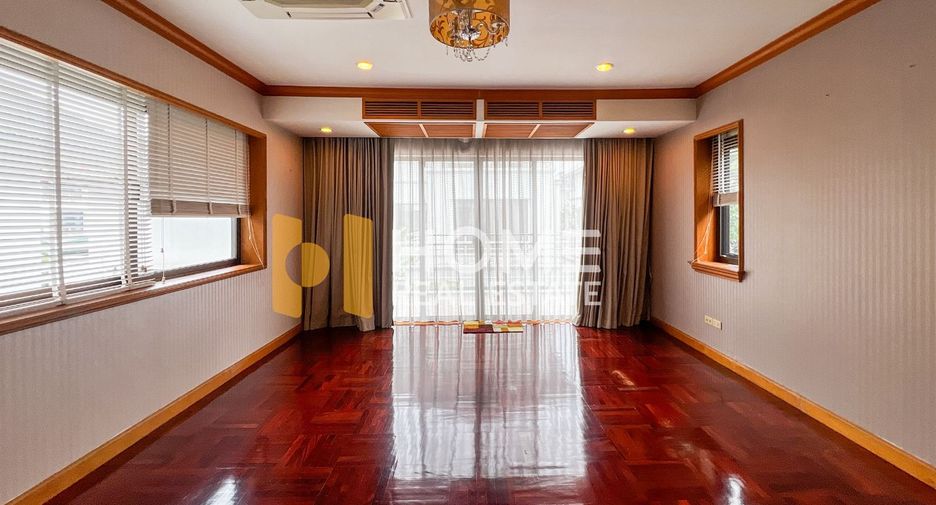 For sale 4 bedrooms house in Wang Thonglang, Bangkok