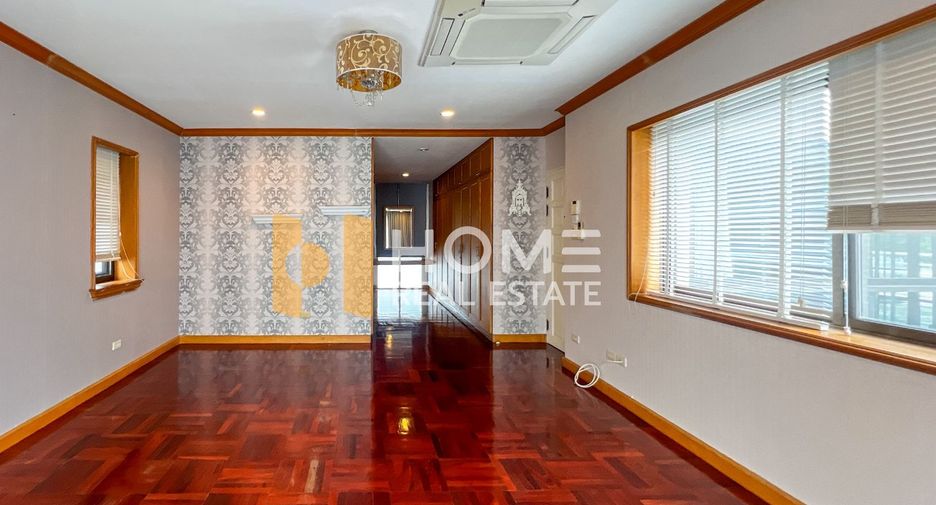 For sale 4 bedrooms house in Wang Thonglang, Bangkok