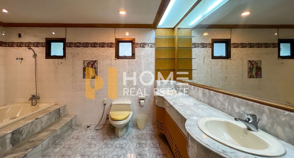 For sale 4 bedrooms house in Wang Thonglang, Bangkok