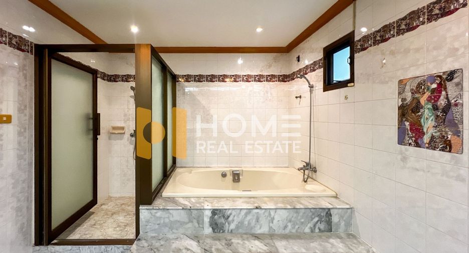For sale 4 bedrooms house in Wang Thonglang, Bangkok