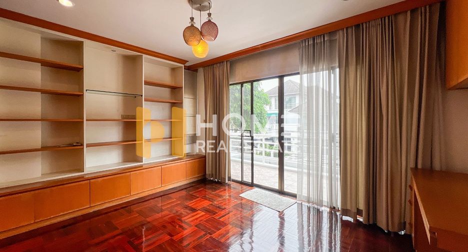 For sale 4 bedrooms house in Wang Thonglang, Bangkok
