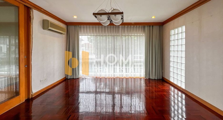 For sale 4 bedrooms house in Wang Thonglang, Bangkok