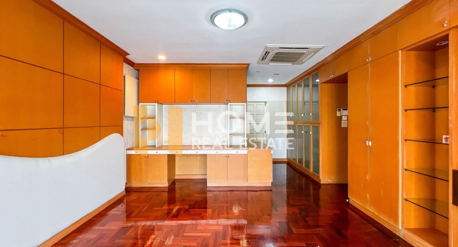 For sale 4 bedrooms house in Wang Thonglang, Bangkok