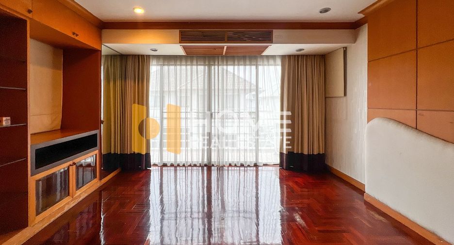 For sale 4 bedrooms house in Wang Thonglang, Bangkok