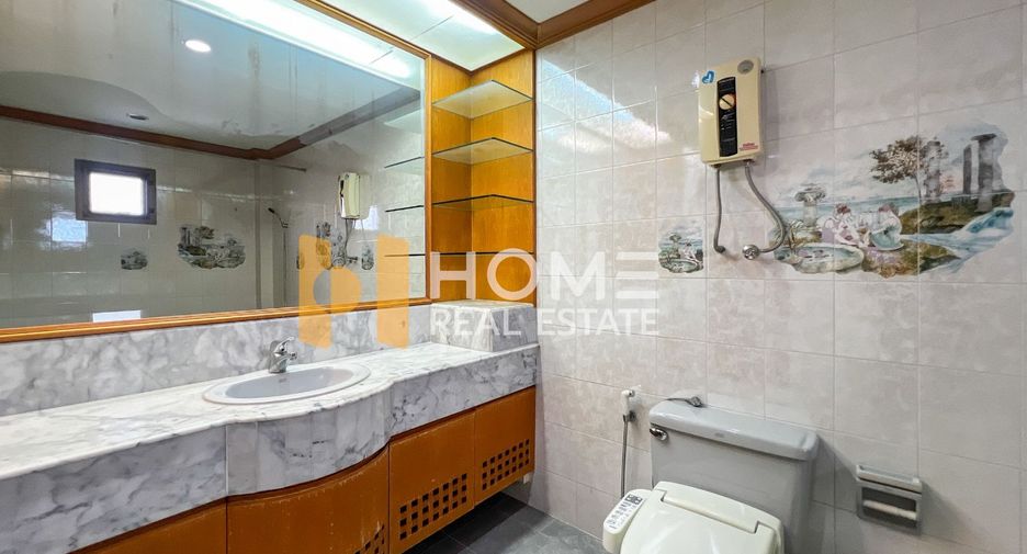 For sale 4 bedrooms house in Wang Thonglang, Bangkok