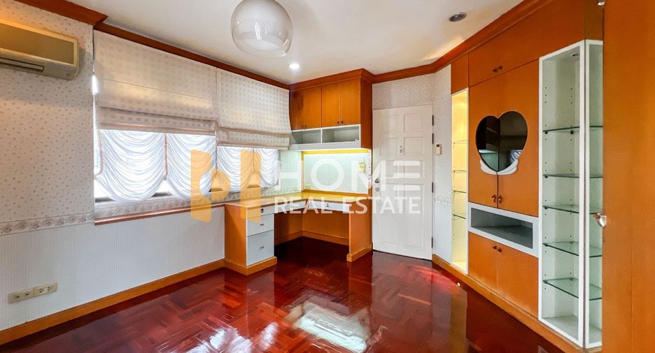 For sale 4 bedrooms house in Wang Thonglang, Bangkok