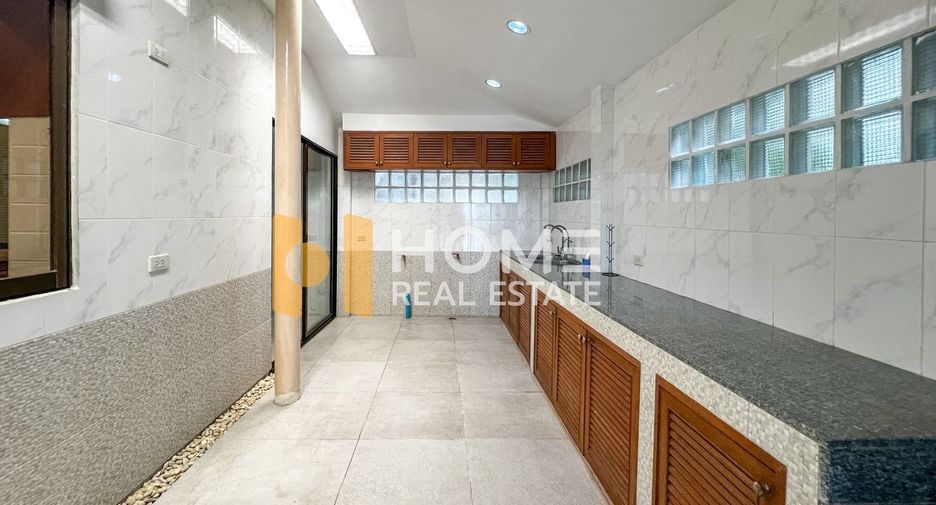 For sale 4 bedrooms house in Wang Thonglang, Bangkok