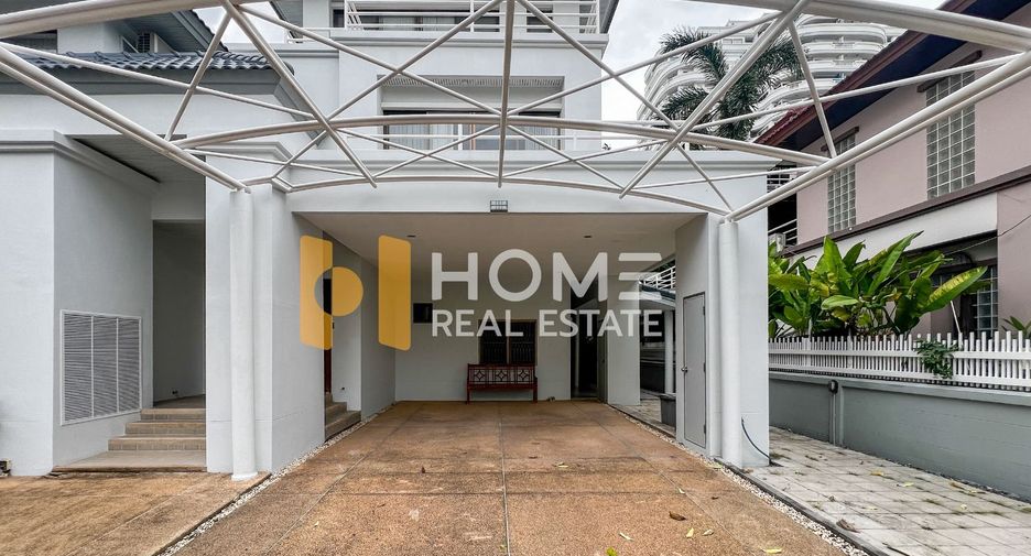 For sale 4 bedrooms house in Wang Thonglang, Bangkok