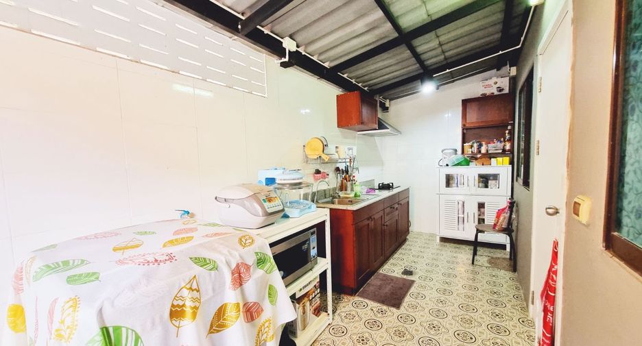 For rent 3 bedrooms townhouse in Suan Luang, Bangkok